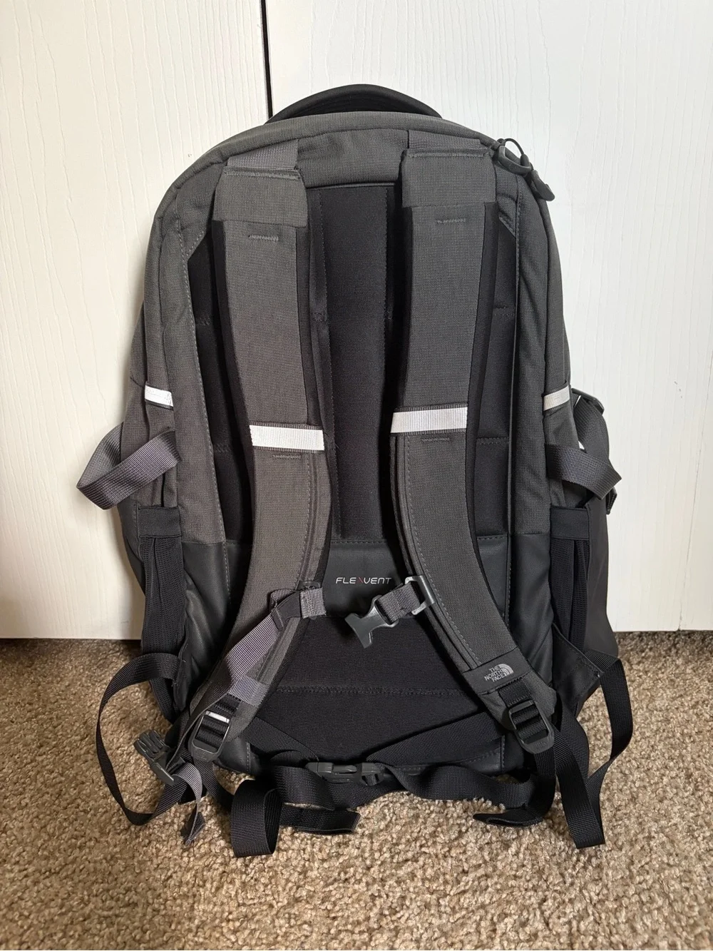 LIKE NEW The North Face Men’s Router Backpack Asphalt Grey Light Heather/Black